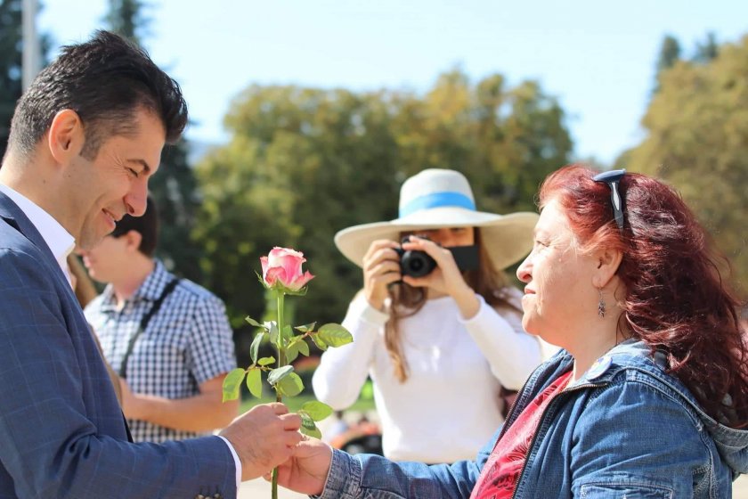 Не с винкел - с рози посрещнаха Кирил Петков в Перник