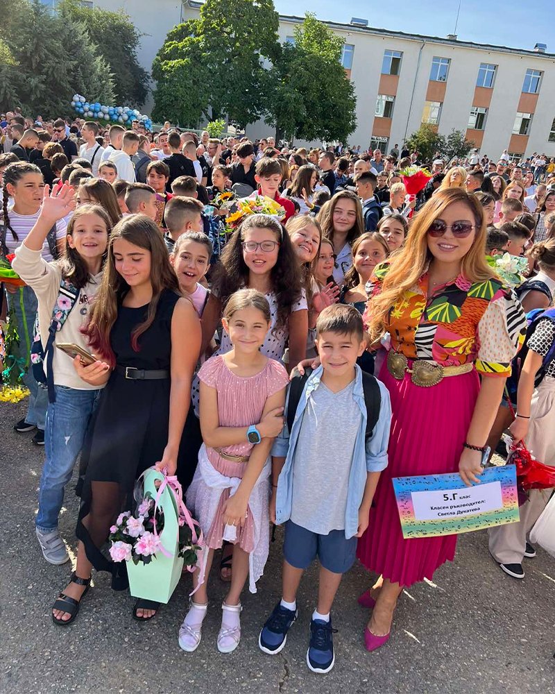 Една от младите певици на български фолклор – Светла Дукатева