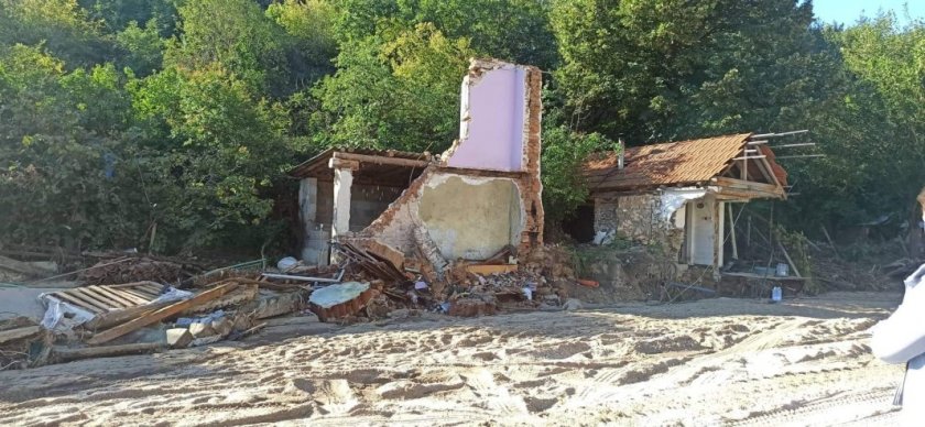 ПОГРОМ: Може да съборят 100 къщи в Карловско 