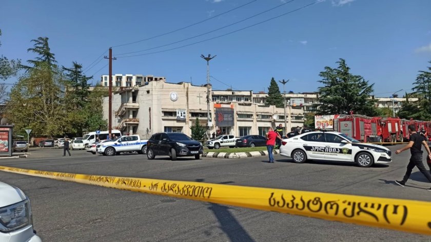 Въоръжен нахлу в банка в Грузия и взе заложници (ВИДЕО)