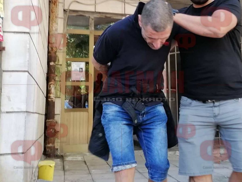 Зрелищно: Арестуваха Дроба, докато готви пико в дома си в Бургас