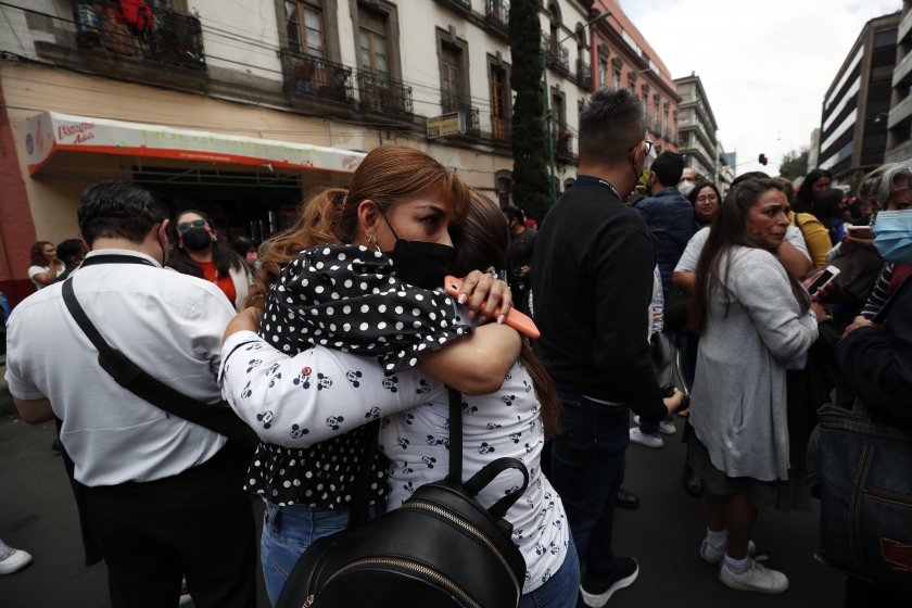 Милиони мексиканци панически бягаха от сградите заради мощното земетресение. Трусът