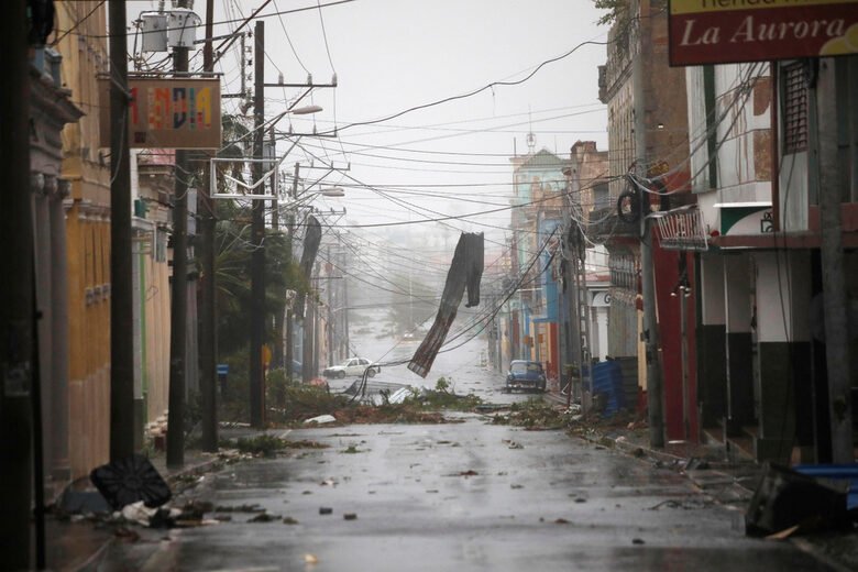 УРАГАН! Куба е без ток, евакуират милиони във Флорида