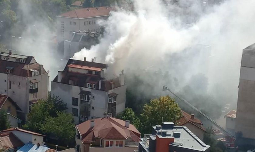 Мощен пожар в столичния квартал Павлово (СНИМКИ)