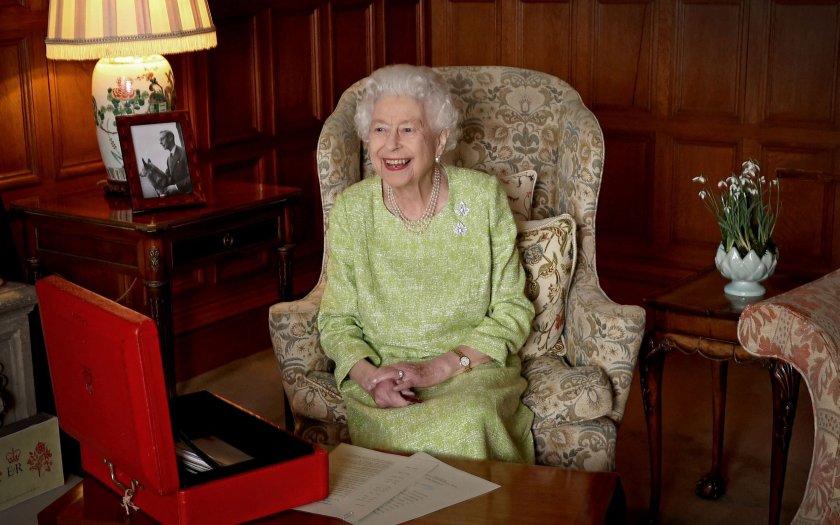 Кралица Елизабет Втора е починала от старост. Това се посочва в