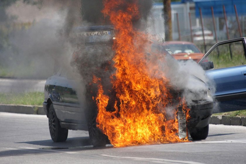 Кола пламна на "Струма" след удар в тир (ВИДЕО)