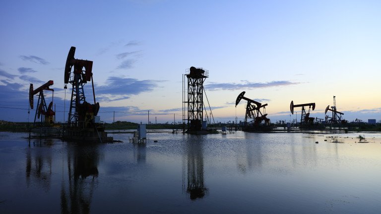 ЕС отлага тавана на цените на руския нефт заради разногласия