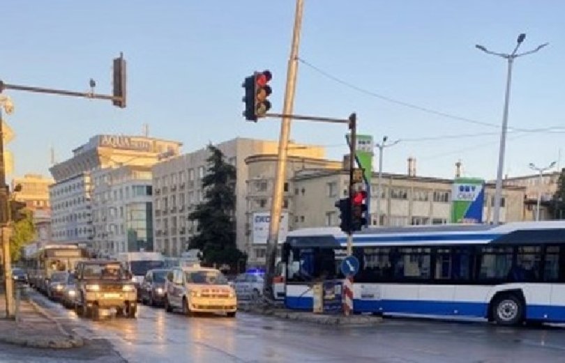 Бус се блъсна в светофар във Варна (СНИМКА)