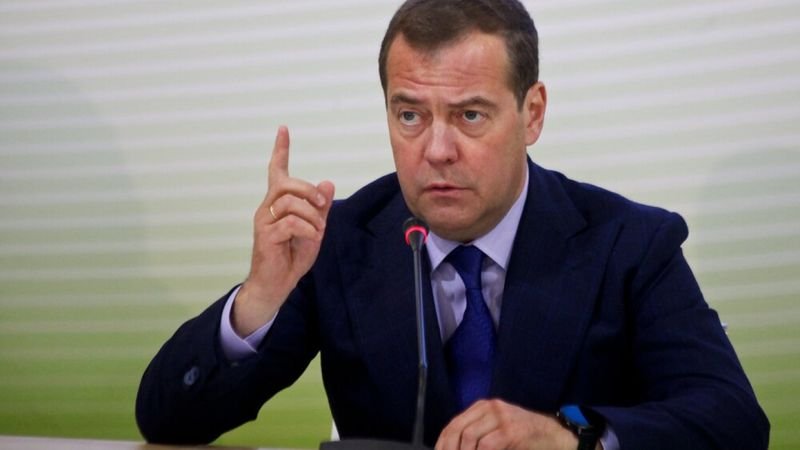 Медведев "превежда" Зеленски: Моли НАТО да "ускори" Третата световна война