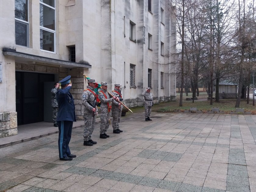 Кабинетът отпусна 1,2 милиона военновъздушното училище