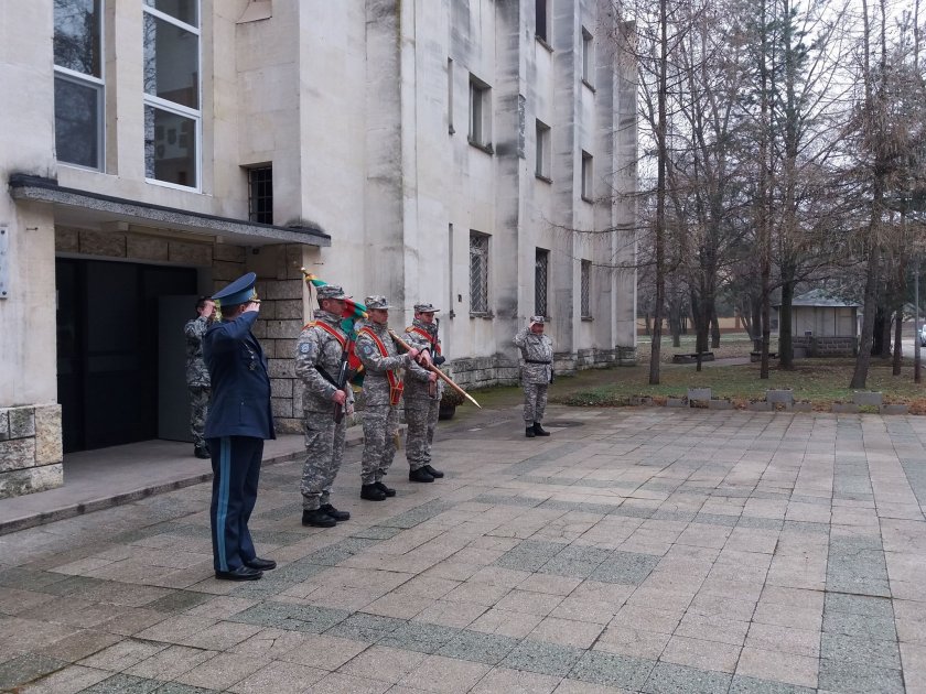 Кабинетът отпусна 1,2 милиона военновъздушното училище 