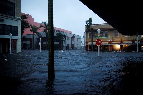 Бедствие във Флорида: Ураган остави 2 млн. души без ток