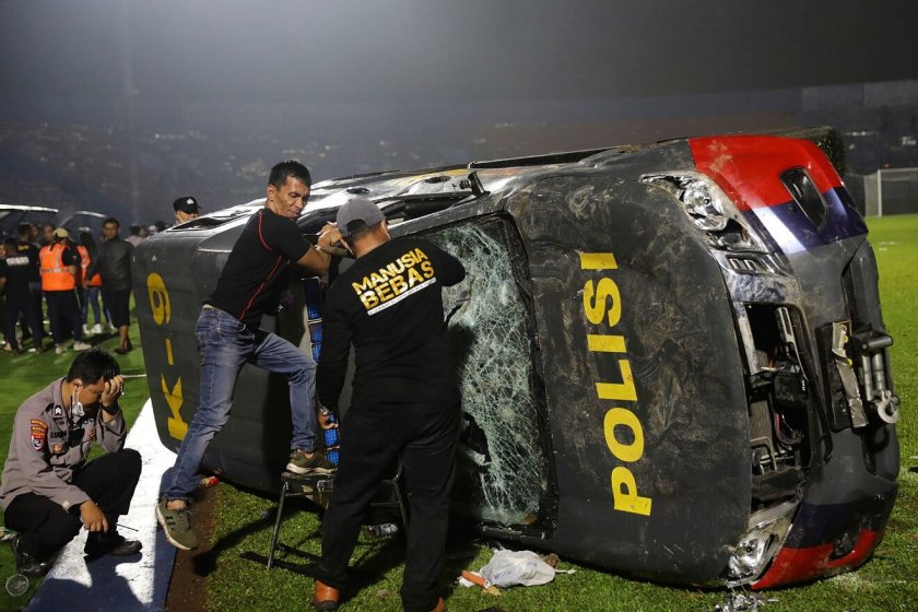 Стотици жертви и ранени след футболен мач в Индонезия