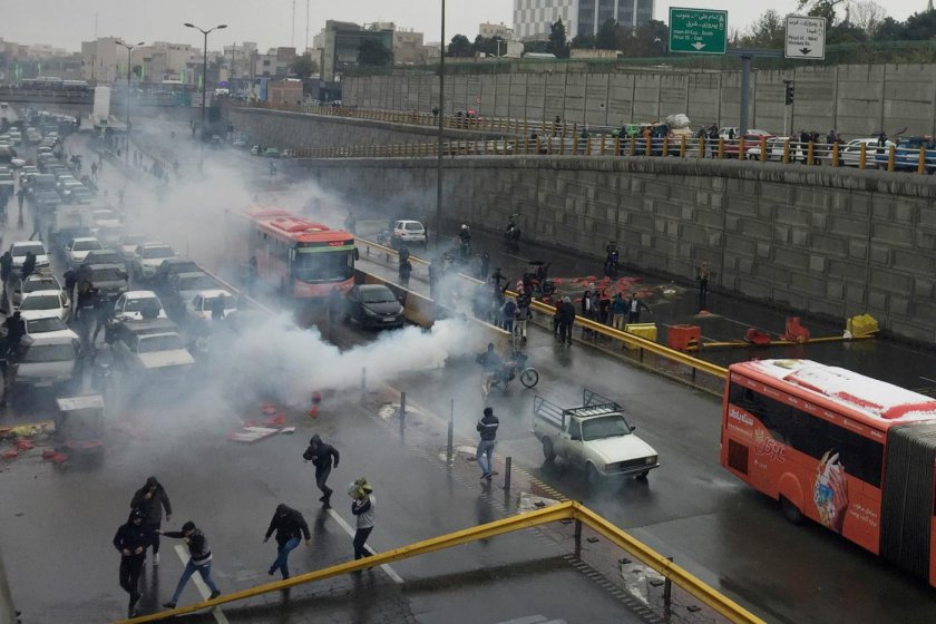 Полицията в Иран използва сълзотворен газ