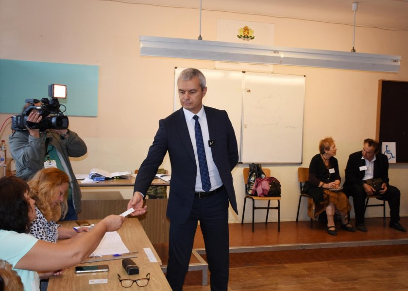Лидерът на Възраждане Костадин Костадинов гласува.Очаквам изненади. Резултатите ще са