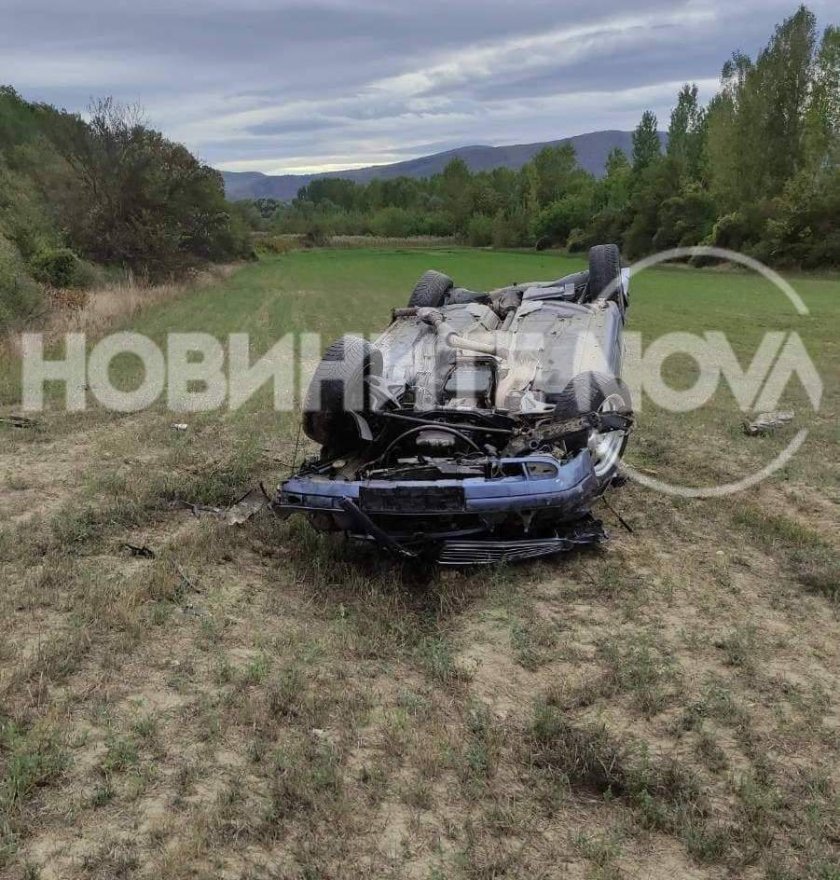 Кола се преобърна в нива край Шумен, шофьорът загина 