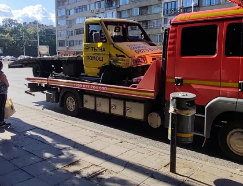 Пътна помощ помля 6 коли в центъра на София
