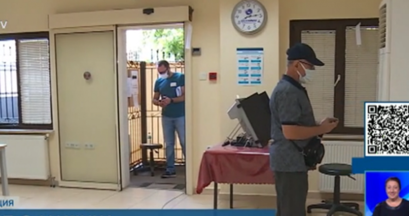 Мъж опита да гласува с климатика