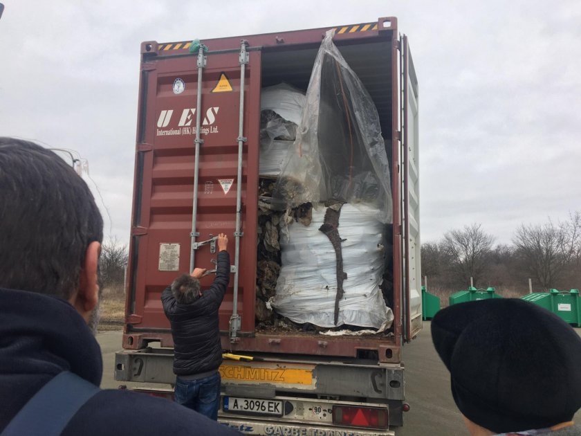 Задържаха 29 тона боклуци от Турция и Румъния на излизане от България