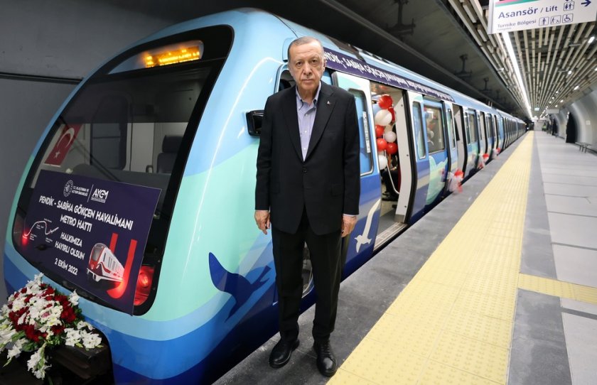 Ердоган откри нова линия на метрото, която свързва Истанбул с летище "Сабиха Гьокчен"