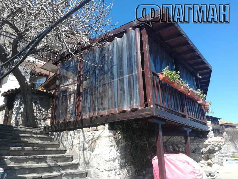 Наглост: Кръчмар строи тераса на скалите в Созопол