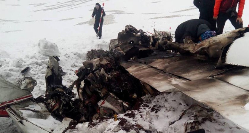 20 прокурори и спецкомисия разследват самолетната катастрофа