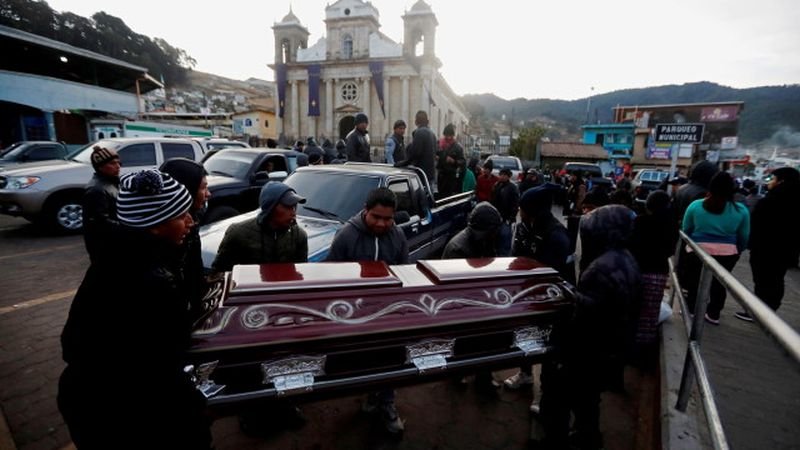 Камион помете група хора в Гватемала, има 18 загинали