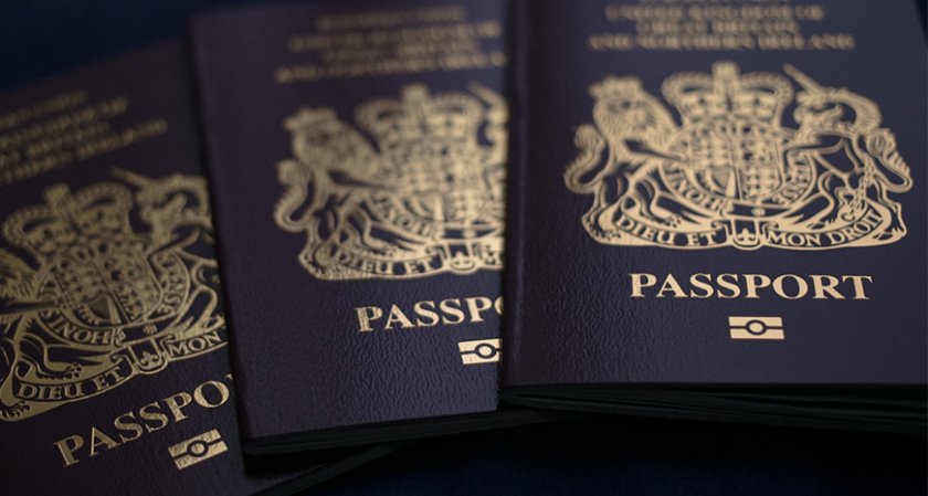 Великобритания пусна в обращение новите си паспорти