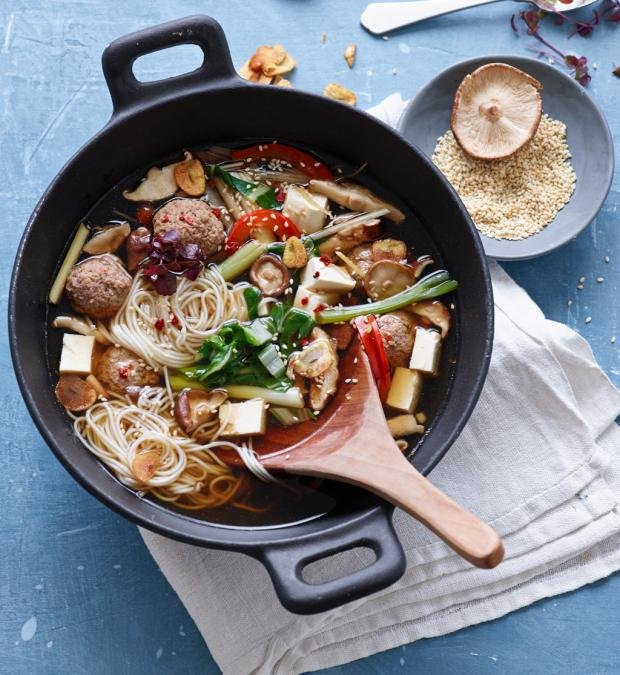 Азиатска зелева супа с кюфтенца и тофу