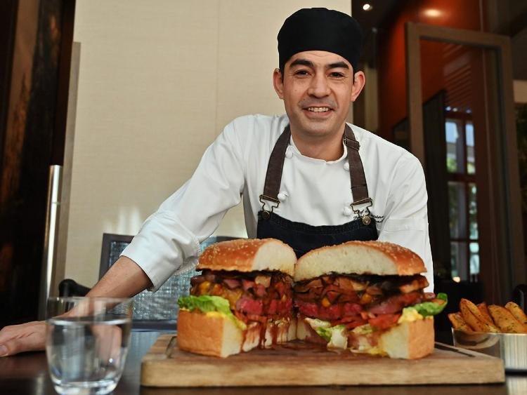 Създадоха гигантски бургер за 800 евро в чест на новия японски император