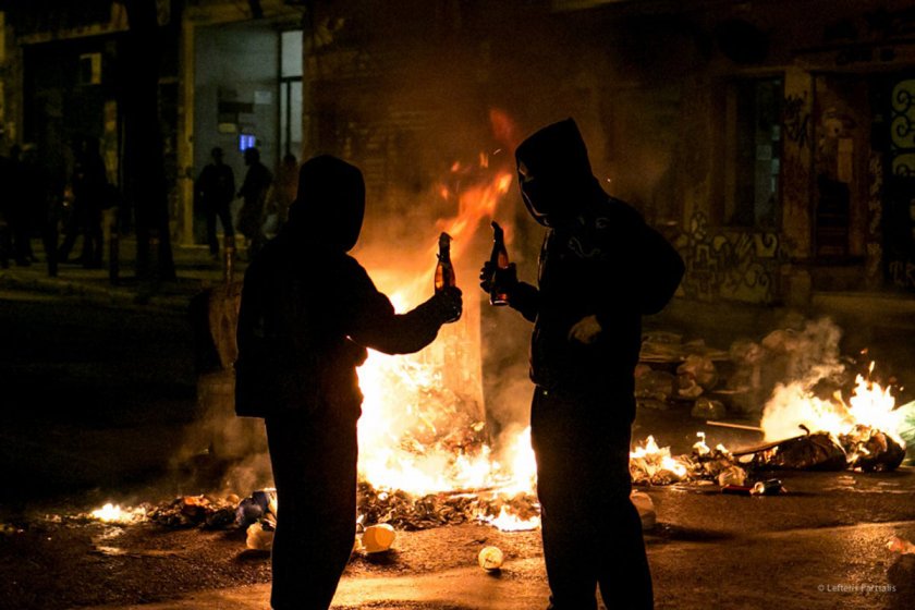 Сблъсъци между полиция и анархисти в Атина (ВИДЕО)