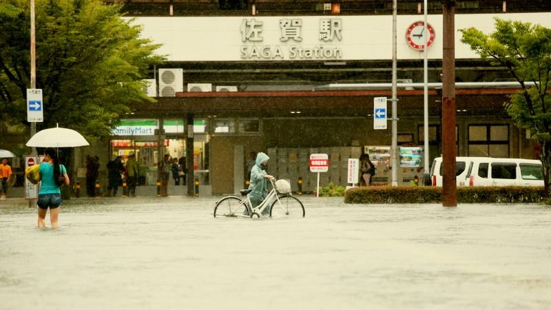 Евакуират стотици хиляди заради порои в Япония