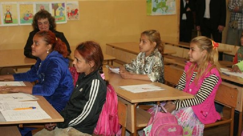 Държавата вади 1 млн. за тетрадки на ромите в клас