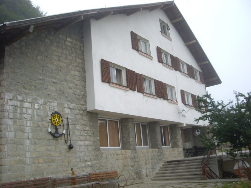 Туристи твърдят, че са заплашени с пушка след сбиване на