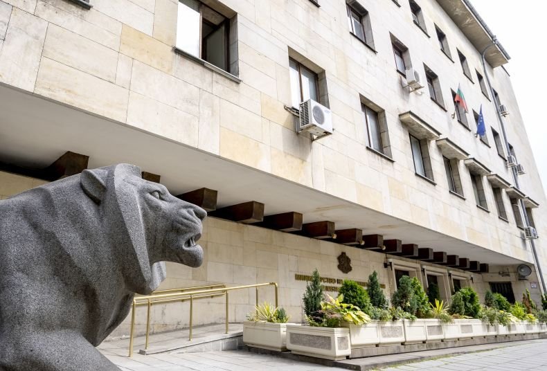 НА ЖИВО: МВР се справи с организацията на изборите, каза служебният премиер Гълъб Донев