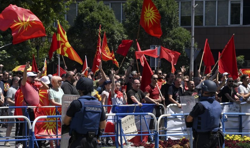 Мицевски: Българските евродепутати искат заличаване на македонския език