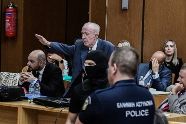 Гръцки министър осъди баща си за нацистки поздрав
