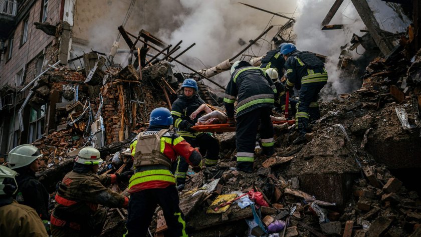 Най-малко 11 души бяха убити при руски обстрел на жилищни сгради в югоизточния украински град