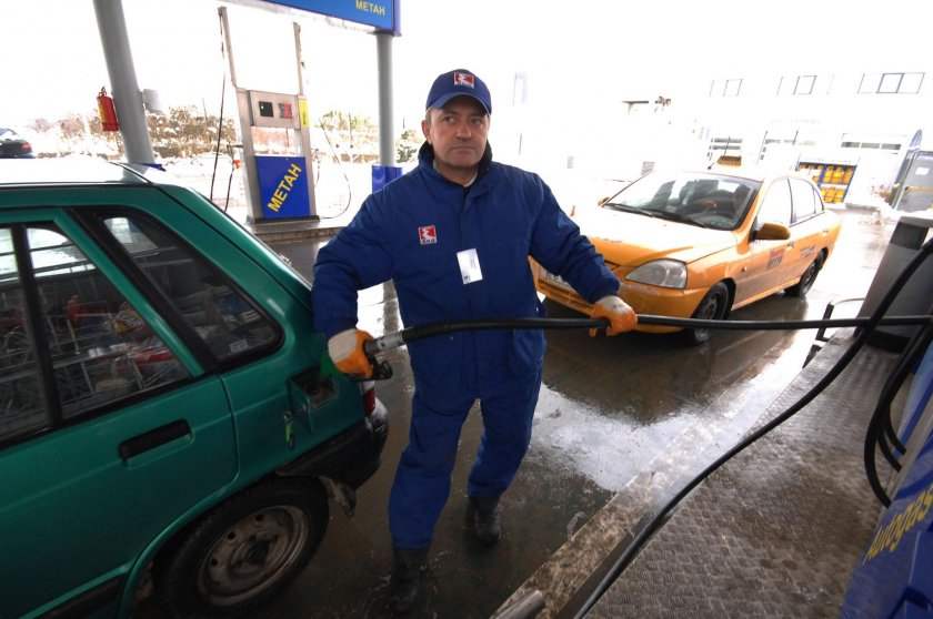 Цените на бензина и метана в България намаляват, но не