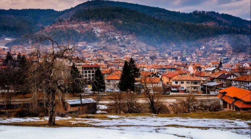 Велинград, рекламиран като спа столицата на България, буквално трепе с