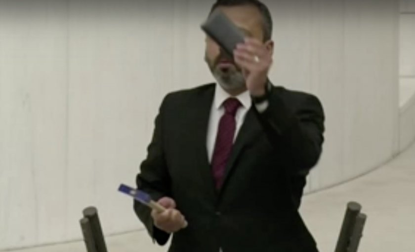 Турски депутат разби телефона си с чук в парламента