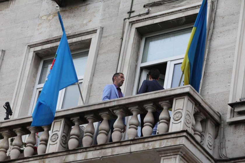 Дебилите на Костя пробваха да свалят украинското знаме, изгониха ги