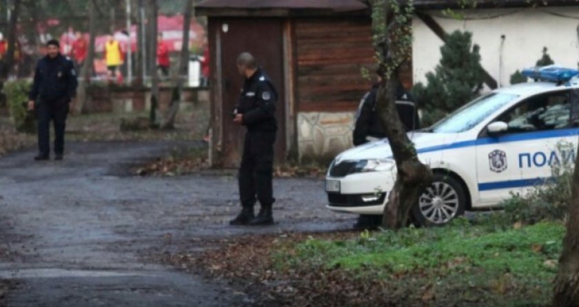 Въоръжен мъж вдигна на крак в неделя полицията в Стражица.