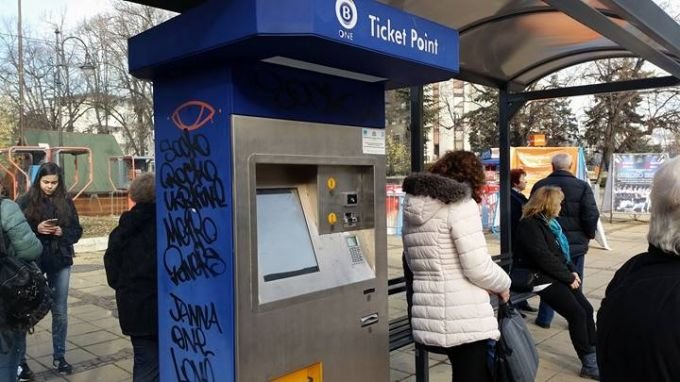Обезопасяват допълнително спирките на градския транспорт в София
