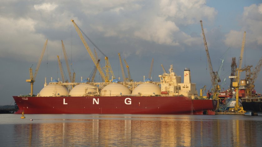 Десетки кораби с втечнен природен газ (LNG) обикалят край бреговете