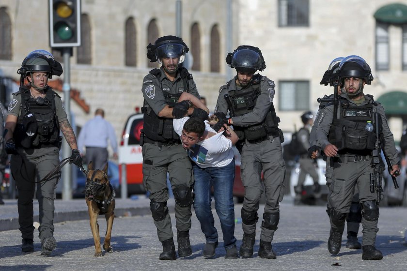 Израелската полиция и палестинци влязоха през изминалата нощ в сблъсъци в Източен