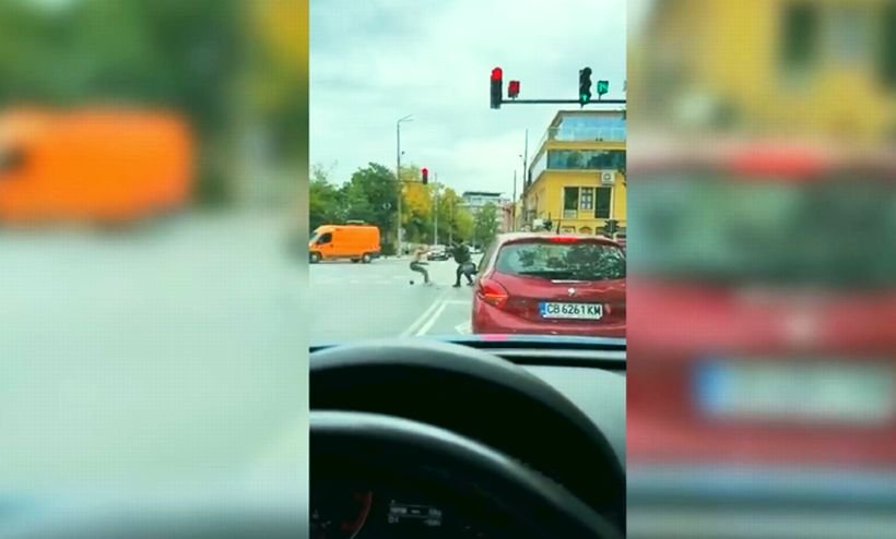 Бой на метри от сградата на полицията в Казанлък (ВИДЕО)