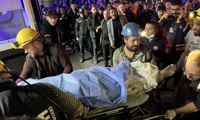 Десетки загинали при взрив в мина в Турция