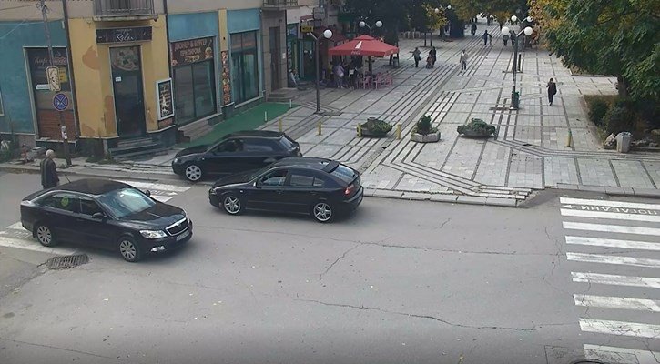 Шофьор изпреварва през тротоар, аха да сгази пешеходец 