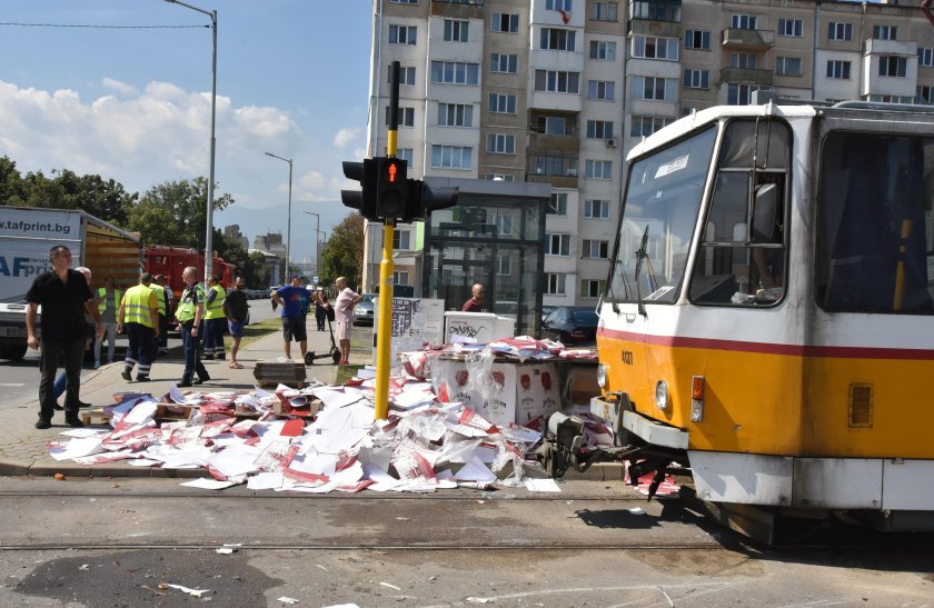 Трамвай се заби в бус в столицата